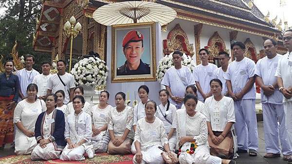 Các thành viên đội bóng Thái Lan xuống tóc vào chùa tu tập và tưởng niệm người thợ lặn đã mất - Ảnh 5.