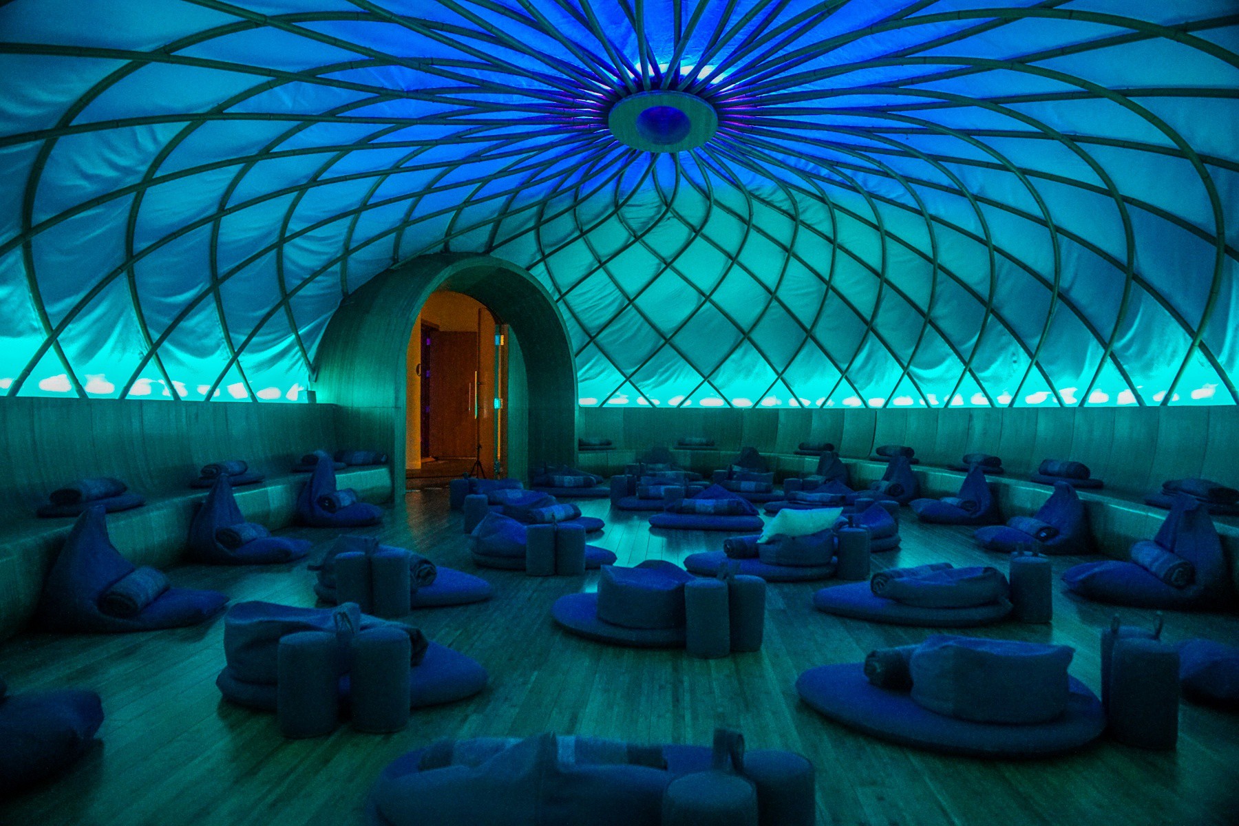 Sốc nặng sau cái chết của cha, chàng trai 26 tuổi nghỉ việc và làm nên điều ít ai ngờ tới, thay đổi văn hóa làm việc và cuộc sống của hàng trăm người - Ảnh 3. Sốc nặng sau cái chết của cha, chàng trai 26 tuổi nghỉ việc và làm nên điều ít ai ngờ tới, thay đổi văn hóa làm việc và cuộc sống của hàng trăm người - Ảnh 3.