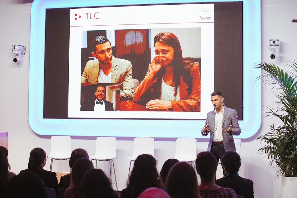 Sốc nặng sau cái chết của cha, chàng trai 26 tuổi nghỉ việc và làm nên điều ít ai ngờ tới, thay đổi văn hóa làm việc và cuộc sống của hàng trăm người - Ảnh 2. Sốc nặng sau cái chết của cha, chàng trai 26 tuổi nghỉ việc và làm nên điều ít ai ngờ tới, thay đổi văn hóa làm việc và cuộc sống của hàng trăm người - Ảnh 2.