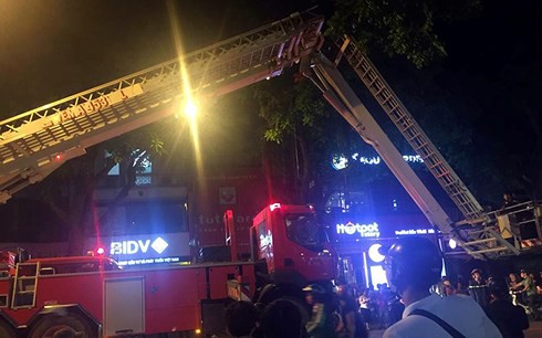 Hà Nội: Cháy lớn tại phố Trần Hưng Đạo, cứu sống 5 người bị mắc kẹt  - Ảnh 1.