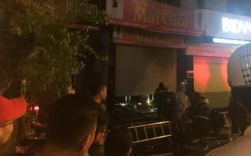Hà Nội: Cháy lớn tại phố Trần Hưng Đạo, cứu sống 5 người bị mắc kẹt  - Ảnh 2.