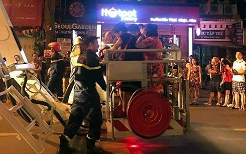 Hà Nội: Cháy lớn tại phố Trần Hưng Đạo, cứu sống 5 người bị mắc kẹt  - Ảnh 3.