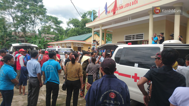 Xé lòng cảnh người nhà chú rể dỡ bỏ kèn hoa, rạp cưới để đặt 4 chiếc quan tài cạnh nhau trong ngày đại tang - Ảnh 1. Xé lòng cảnh người nhà chú rể dỡ bỏ kèn hoa, rạp cưới để đặt 4 chiếc quan tài cạnh nhau trong ngày đại tang - Ảnh 1.