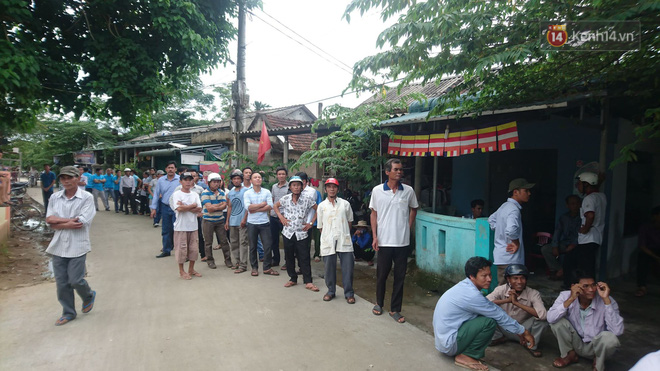 Xé lòng cảnh người nhà chú rể dỡ bỏ kèn hoa, rạp cưới để đặt 4 chiếc quan tài cạnh nhau trong ngày đại tang - Ảnh 2. Xé lòng cảnh người nhà chú rể dỡ bỏ kèn hoa, rạp cưới để đặt 4 chiếc quan tài cạnh nhau trong ngày đại tang - Ảnh 2.