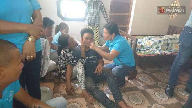 Xé lòng cảnh người nhà chú rể dỡ bỏ kèn hoa, rạp cưới để đặt 4 chiếc quan tài cạnh nhau trong ngày đại tang - Ảnh 4. Xé lòng cảnh người nhà chú rể dỡ bỏ kèn hoa, rạp cưới để đặt 4 chiếc quan tài cạnh nhau trong ngày đại tang - Ảnh 4.