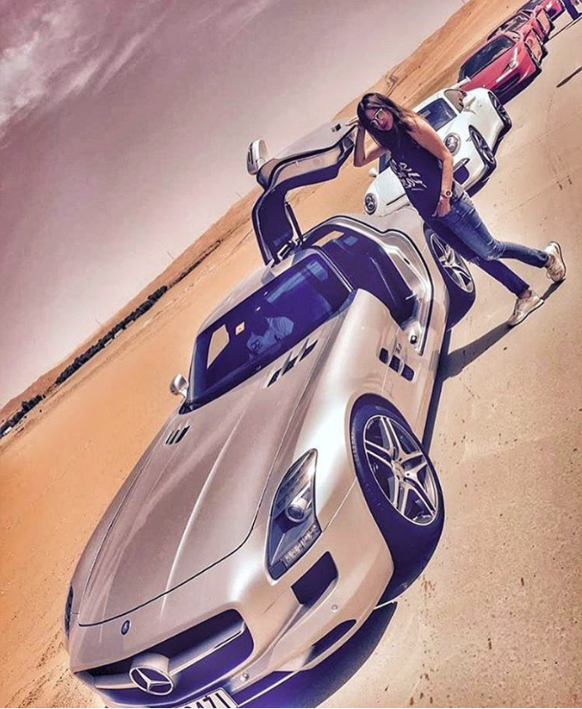 Hoa mắt với câu lạc bộ các quý cô chơi siêu xe ở Dubai: Cuộc sống quá ngắn để lái một chiếc xe nhàm chán - Ảnh 2. Hoa mắt với câu lạc bộ các quý cô chơi siêu xe ở Dubai: Cuộc sống quá ngắn để lái một chiếc xe nhàm chán - Ảnh 2.