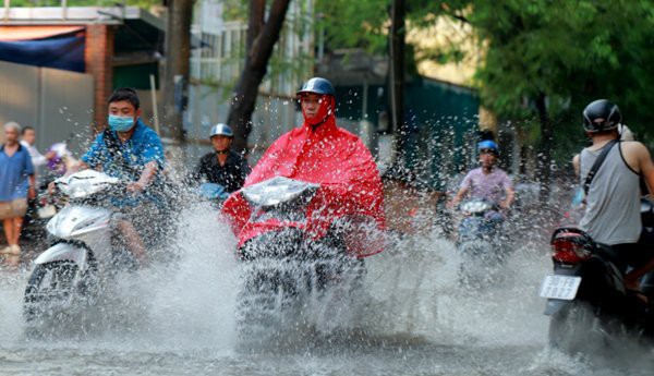 Mưa to và rất to khắp nơi giải nhiệt cho miền Bắc sau đợt nắng nóng gay gắt - Ảnh 1.