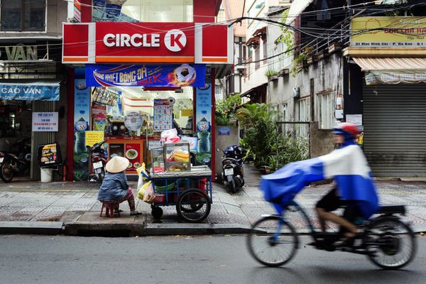 Cao trào đại chiến cửa hàng tiện lợi: 7-Eleven khai trương 2 cửa hàng/tháng, Vingroup đặt mục tiêu 4.000 cửa hàng Vinmart+, Petrolimex sẽ mở shop tại các cây xăng trên cả nước - Ảnh 2.