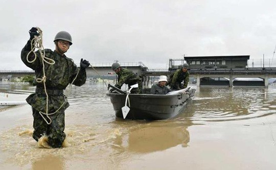  Nhật Bản: Mưa gió tới mức cuốn người trên cầu rơi xuống sông chết đuối - Ảnh 1.