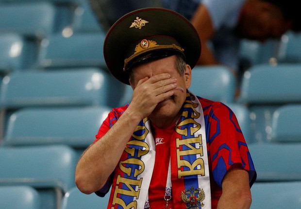 World Cup 2018: Đau đớn vì thất bại, CĐV Nga vẫn không quên dọn rác trên khán đài - Ảnh 3.