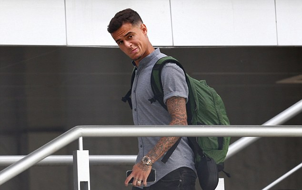 Neymar cúi mặt, lảng tránh truyền thông ngày về nước - Ảnh 3.