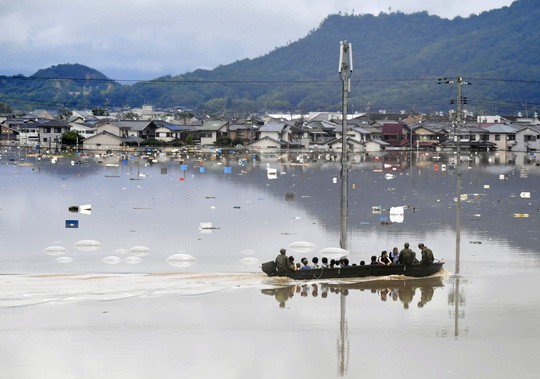  Nhật Bản: Mưa gió tới mức cuốn người trên cầu rơi xuống sông chết đuối - Ảnh 4.
