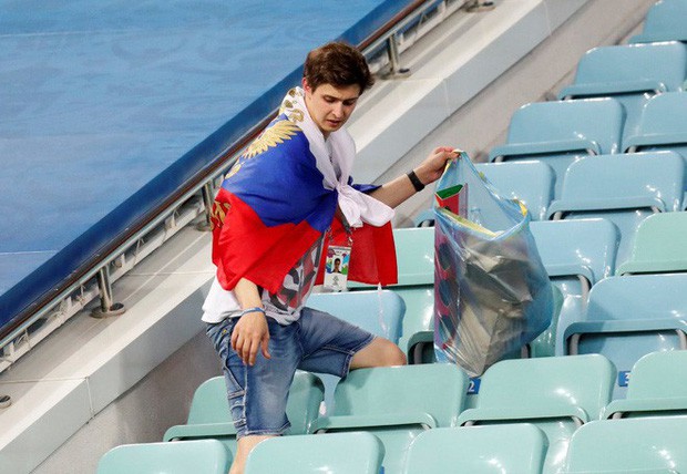 World Cup 2018: Đau đớn vì thất bại, CĐV Nga vẫn không quên dọn rác trên khán đài - Ảnh 5.