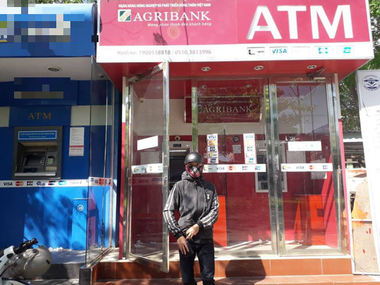 Nhiều chủ thẻ ATM của Agribank bức xúc vì không rút được tiền - Ảnh 1.