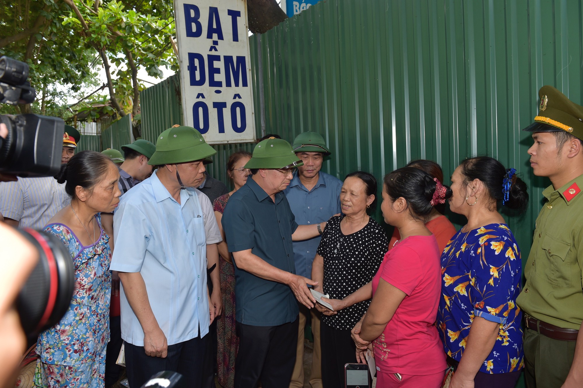 Phó Thủ tướng kiểm tra, chỉ đạo xử lý tình trạng sụt lún khẩn cấp ở Hòa Bình - Ảnh 2. Phó Thủ tướng kiểm tra, chỉ đạo xử lý tình trạng sạt lở khẩn cấp ở Hòa Bình - Ảnh 2.