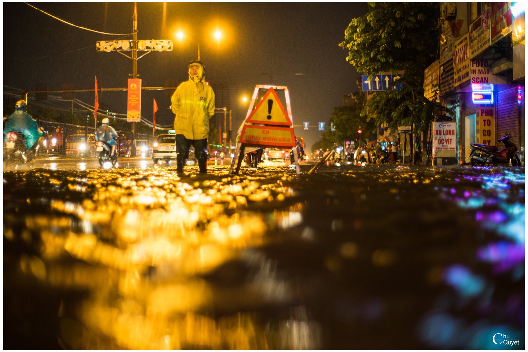 Bức ảnh Người canh tử thần trong đêm ngập kinh hoàng ở TP Hà Nội gây xúc động - Ảnh 4. Bức ảnh Người canh tử thần trong đêm ngập kinh hoàng ở TP.Hà Nội gây xúc động - Ảnh 4.