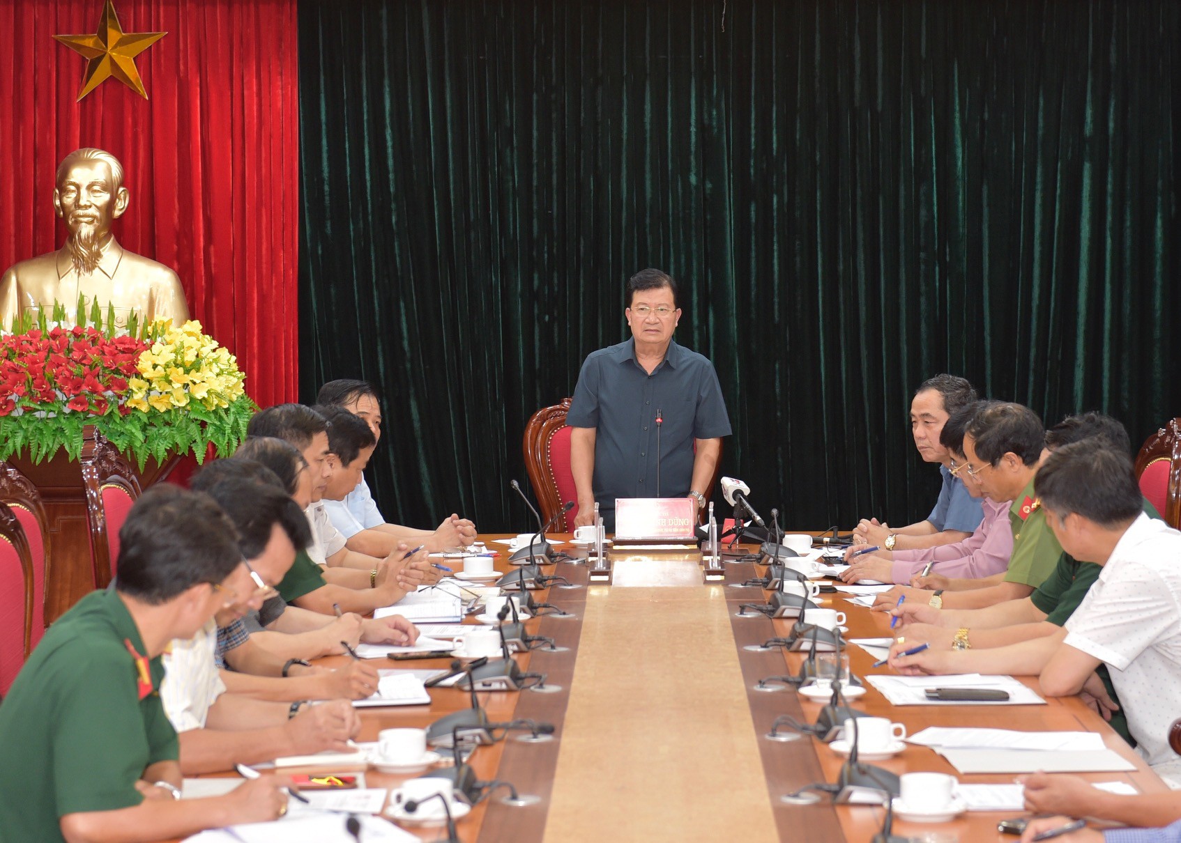 Phó Thủ tướng kiểm tra, chỉ đạo xử lý tình trạng sụt lún khẩn cấp ở Hòa Bình - Ảnh 3. Phó Thủ tướng kiểm tra, chỉ đạo xử lý tình trạng sạt lở khẩn cấp ở Hòa Bình - Ảnh 3.