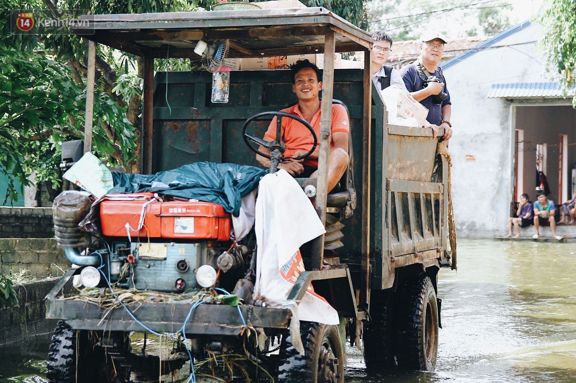 Những ngày lênh đênh ở Chương Mỹ: Trâu bò lặn ngụp, vịt trèo lên những mái nhà khi nước dâng đến tận nóc - Ảnh 5. Những ngày lênh đênh ở Chương Mỹ: Trâu bò lặn ngụp, vịt trèo lên những mái nhà khi nước dâng đến tận nóc - Ảnh 5.