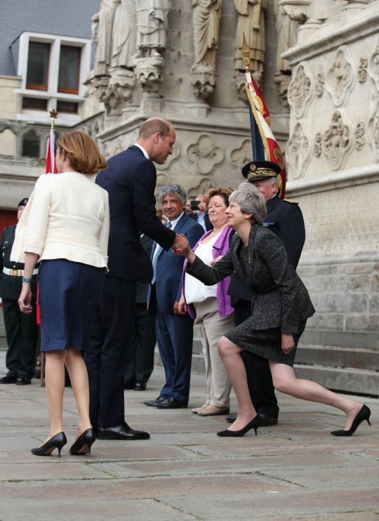Thủ tướng Anh khom mình bắt tay các thành viên Hoàng tộc: Người không hiểu chuyện thì cười cợt, số khác lại thán phục lễ nghi của bà May - Ảnh 1.