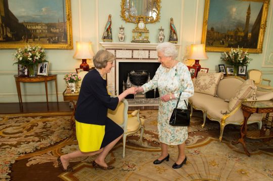 Thủ tướng Anh khom mình bắt tay các thành viên Hoàng tộc: Người không hiểu chuyện thì cười cợt, số khác lại thán phục lễ nghi của bà May - Ảnh 2.