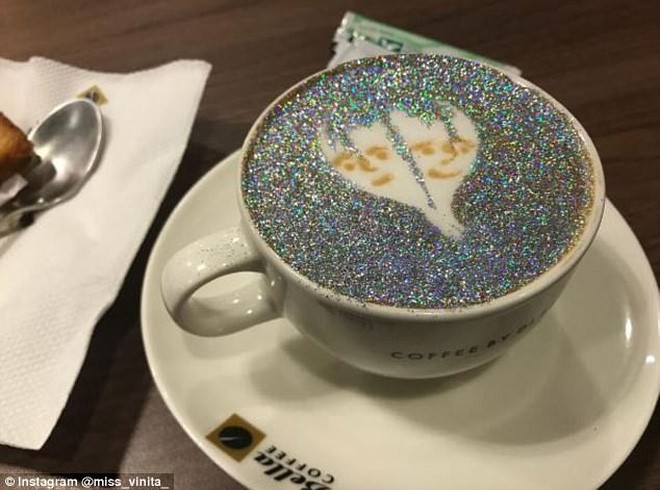 Đây xứng danh là tách cà phê màu mè nhất với cả lớp kim sa hột lựu trên bề mặt - Ảnh 1. Đây xứng danh là tách cà phê màu mè nhất với cả lớp kim sa hột lựu trên bề mặt - Ảnh 1.