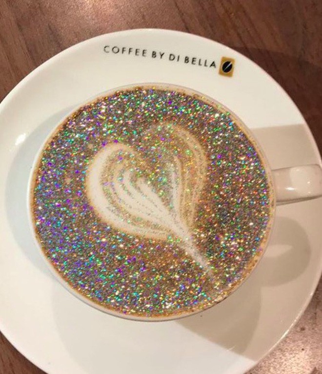 Đây xứng danh là tách cà phê màu mè nhất với cả lớp kim sa hột lựu trên bề mặt - Ảnh 2. Đây xứng danh là tách cà phê màu mè nhất với cả lớp kim sa hột lựu trên bề mặt - Ảnh 2.