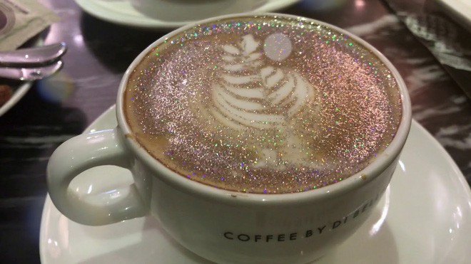 Đây xứng danh là tách cà phê màu mè nhất với cả lớp kim sa hột lựu trên bề mặt - Ảnh 3. Đây xứng danh là tách cà phê màu mè nhất với cả lớp kim sa hột lựu trên bề mặt - Ảnh 3.
