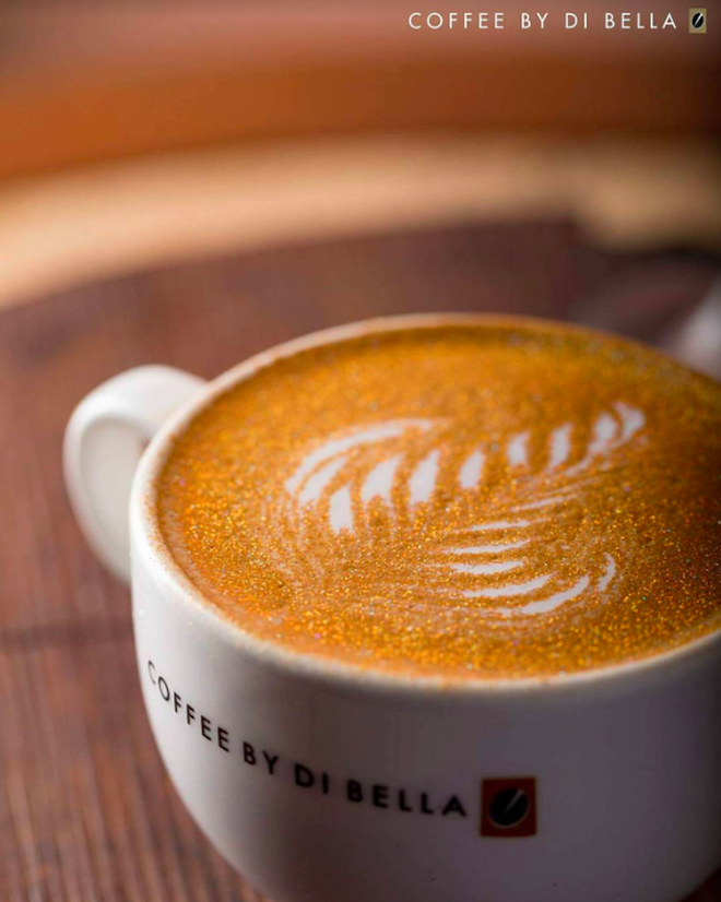 Đây xứng danh là tách cà phê màu mè nhất với cả lớp kim sa hột lựu trên bề mặt - Ảnh 4. Đây xứng danh là tách cà phê màu mè nhất với cả lớp kim sa hột lựu trên bề mặt - Ảnh 4.