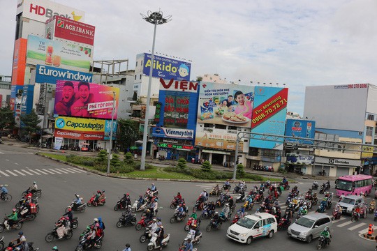 Hiểm họa chết người từ những bảng quảng cáo ngoài trời tại TP HCM - Ảnh 2.