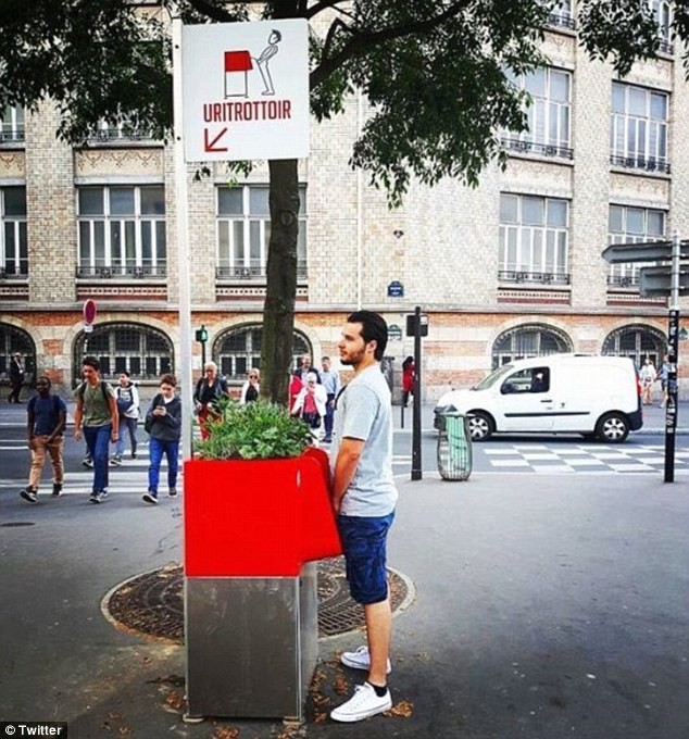 Paris: Tranh cãi xoay quanh bồn vệ sinh công cộng lộ thiên trên phố - Ảnh 1.
