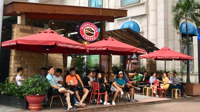 Lý do sau 5 năm vào Việt Nam, Starbucks vẫn chỉ lẹt đẹt với 38 cơ sở: Để mở một cửa hàng ở Sài Gòn cần ít nhất 5 tỷ đồng đầu tư trong khi đó 1 quán Coffee House chỉ tốn bằng nửa - Ảnh 2.