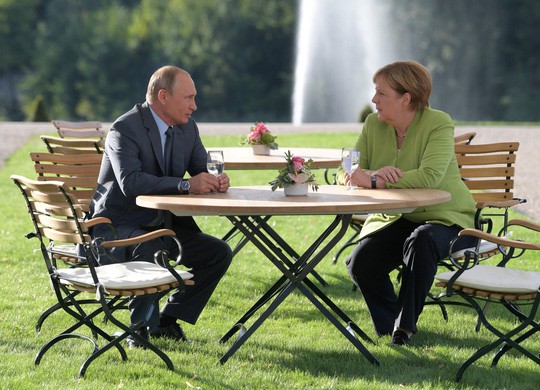 Ông Putin và bà Merkel bàn bạc gì bên ngoài Berlin? - Ảnh 1.