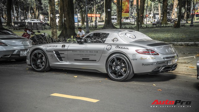 Sau hành trình xuyên Việt, bộ 3 siêu xe Mercedes-Benz SLS AMG đặc biệt của ông chủ cà phê Trung Nguyên lại tham gia minishow tại Sài Gòn - Ảnh 3.