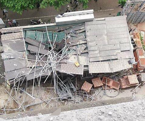  Đứt cáp cẩu toà nhà 33 tầng ở Hà Nội, vật liệu rơi xuyên thủng mái nhà điều hành, có người bị thương - Ảnh 3.
