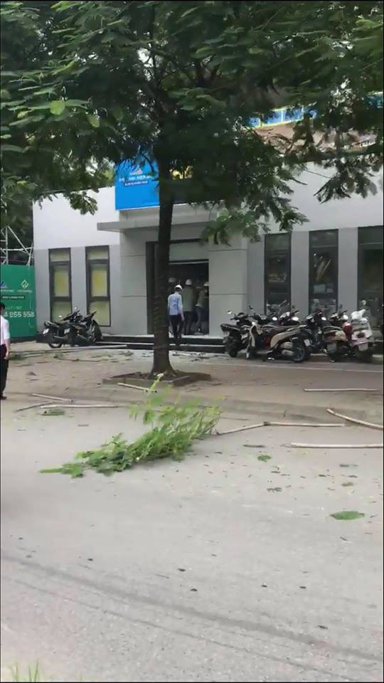  Đứt cáp cẩu toà nhà 33 tầng ở Hà Nội, vật liệu rơi xuyên thủng mái nhà điều hành, có người bị thương - Ảnh 4.