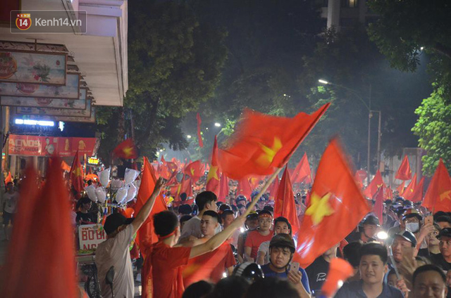 Hàng nghìn người đổ ra đường hò reo ăn mừng chiến thắng lịch sử của Olympic Việt Nam - Ảnh 11.