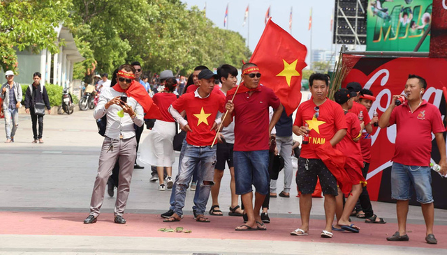 Ít phút trước trận bán kết ASIAD 2018 Việt Nam - Hàn Quốc, cổ động viên cả nước đồng lòng hướng về thầy trò ông Park - Ảnh 8.