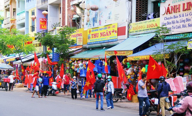 Ít phút trước trận bán kết ASIAD 2018 Việt Nam - Hàn Quốc, cổ động viên cả nước đồng lòng hướng về thầy trò ông Park - Ảnh 2.