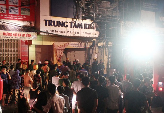 Cháy lớn trên phố sầm uất nhất Thanh Hóa, tân Giám đốc Công an tỉnh tới hiện trường - Ảnh 2.