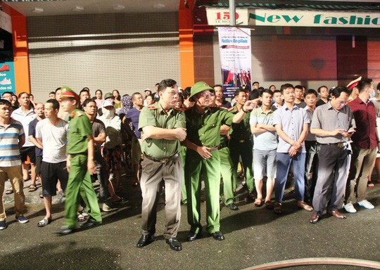 Cháy lớn trên phố sầm uất nhất Thanh Hóa, tân Giám đốc Công an tỉnh tới hiện trường - Ảnh 3.