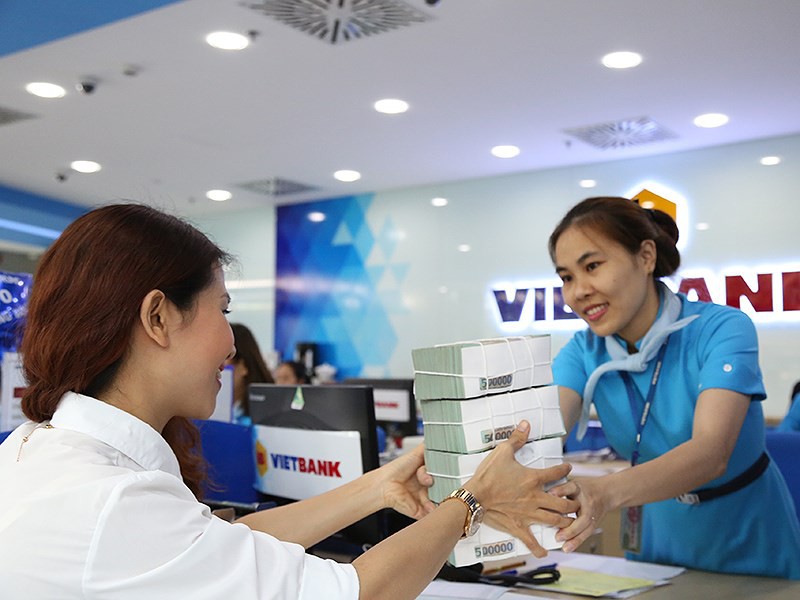 Siết tín dụng, ngân hàng phải ‘thắt lưng buộc bụng’ - Ảnh 1. Siết tín dụng, ngân hàng phải ‘thắt lưng buộc bụng’ - Ảnh 1.