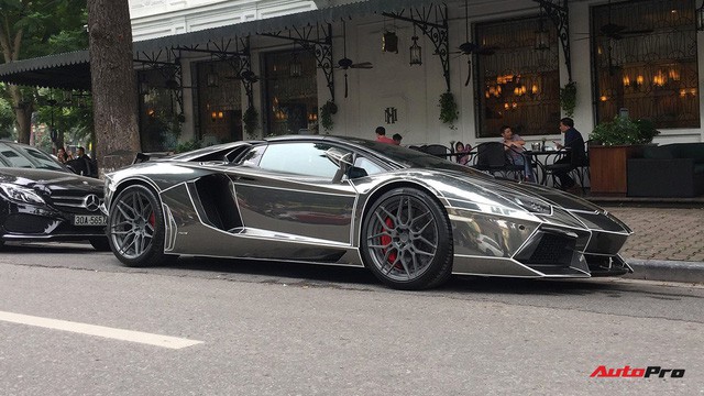 Lamborghini Aventador Roadster độ phong cách Tron Legacy chrome chói chang tại Hà Nội - Ảnh 2.