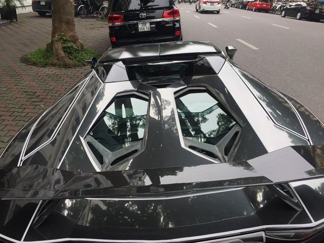 Lamborghini Aventador Roadster độ phong cách Tron Legacy chrome chói chang tại Hà Nội - Ảnh 4.