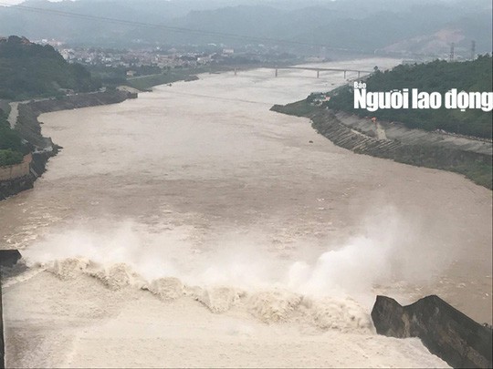 Sáng nay 5-8, thủy điện Sơn La, Hòa Bình đồng loạt xả lũ - Ảnh 1. Sáng nay 5-8, thủy điện Sơn La, Hòa Bình đồng loạt xả lũ - Ảnh 1.