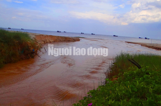 Flycam: Mỏ khai thác titan băm nát bãi biển Bình Thuận - Ảnh 12.