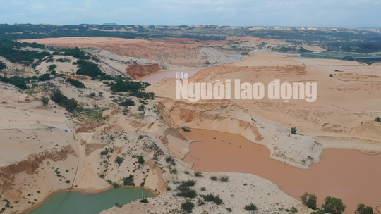 Flycam: Mỏ khai thác titan băm nát bãi biển Bình Thuận - Ảnh 4. Flycam: Mỏ khai thác titan băm nát bãi biển Bình Thuận - Ảnh 4.