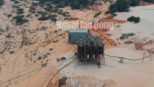 Flycam: Mỏ khai thác titan băm nát bãi biển Bình Thuận - Ảnh 7. Flycam: Mỏ khai thác titan băm nát bãi biển Bình Thuận - Ảnh 7.