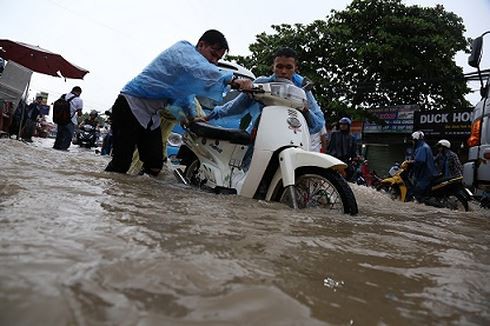 Mưa trắng trời ở Biên Hòa, nước ngập trôi cả xe máy  - Ảnh 1.