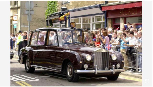 Hoàng gia Anh rao bán bộ sưu tập siêu xe Rolls-Royce đắt giá - Ảnh 8.