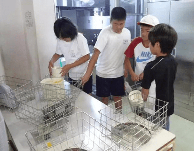 Chuyện giáo dục ở Nhật Bản: Chỉ một bữa trưa của học sinh tiểu học đã cho thấy người Nhật bỏ xa thế giới ở lĩnh vực trồng người như thế nào - Ảnh 17. Chuyện giáo dục ở Nhật Bản: Chỉ một bữa trưa của học sinh tiểu học đã cho thấy người Nhật bỏ xa thế giới ở lĩnh vực trồng người như thế nào - Ảnh 17.